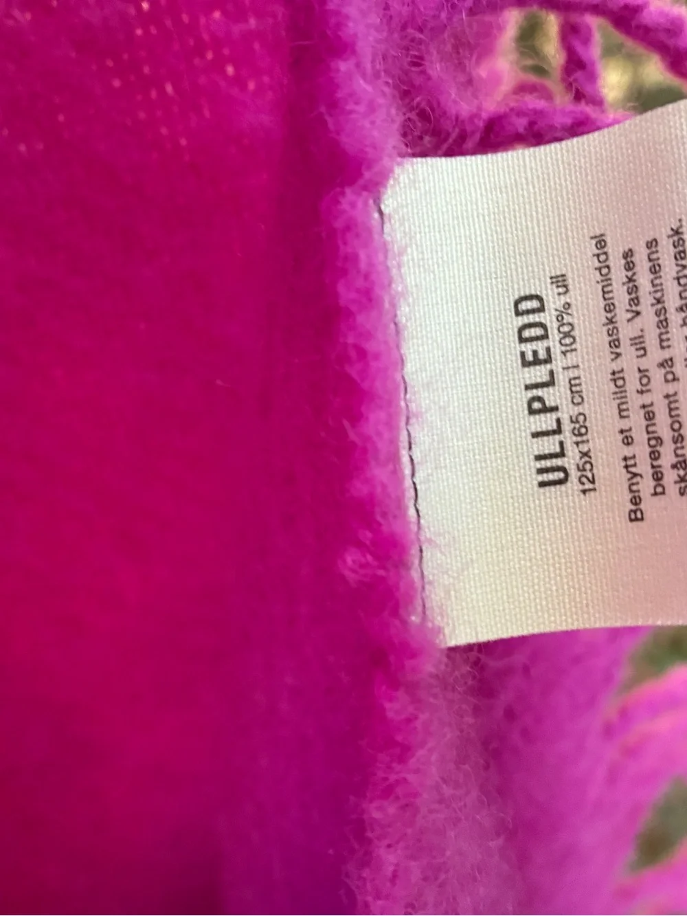 Ullpledd Switzerland 100% Wool Magenta throw 49” by 62” imported perfect cond